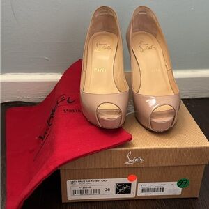 Nude patent leather Christian Louboutin peep toe pumps - 36